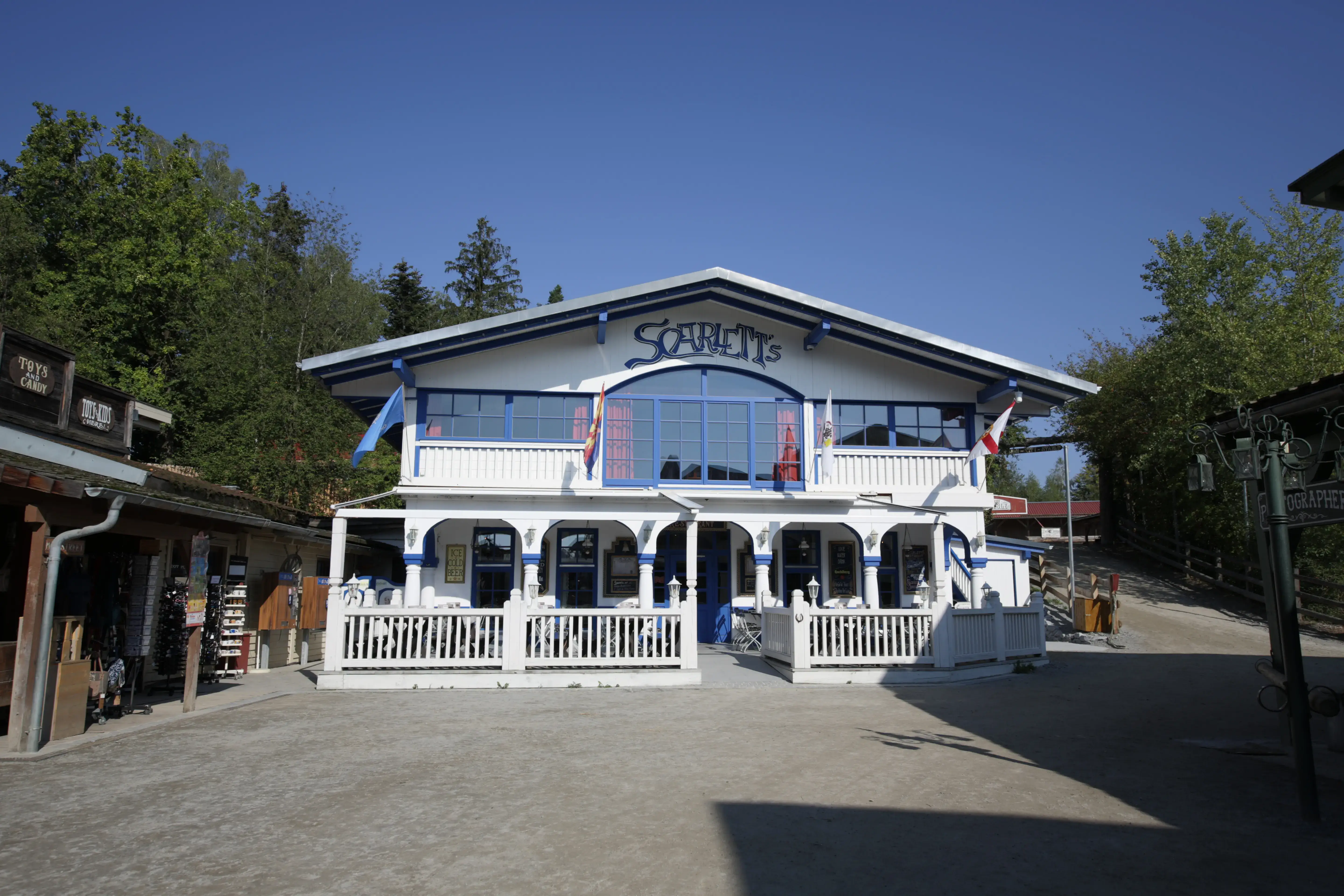 Blonde Bedienung bringt Aperitif